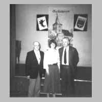 59-08-1005 Das erste Treffen 1986. Hermann Schergaut, Adelheid Kirchner und Richard Deutschmann vor dem Bild der Kirche Gruenhayn..jpg